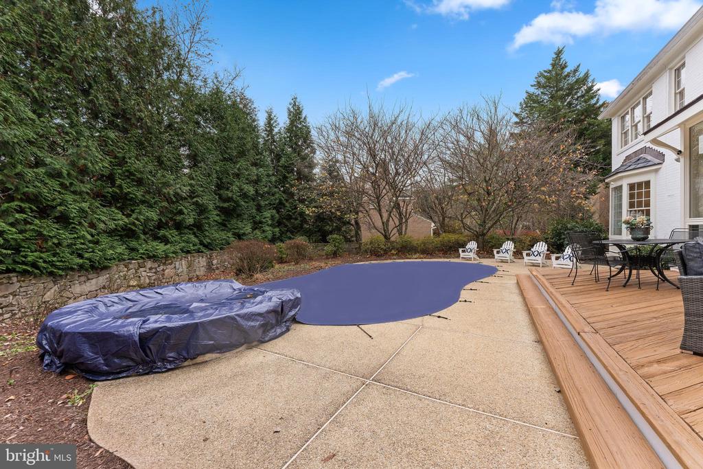 6 Meyer Point Ct