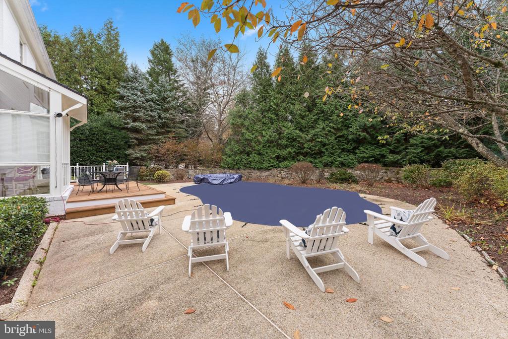 6 Meyer Point Ct