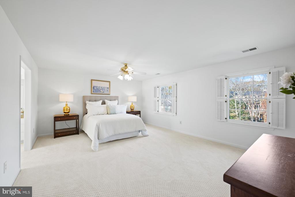 6 Meyer Point Ct