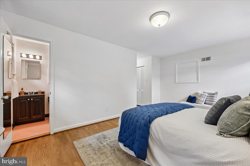 9909 ASHBURTON LANE