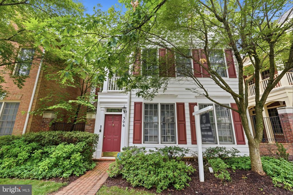 306 OAK KNOLL TERRACE