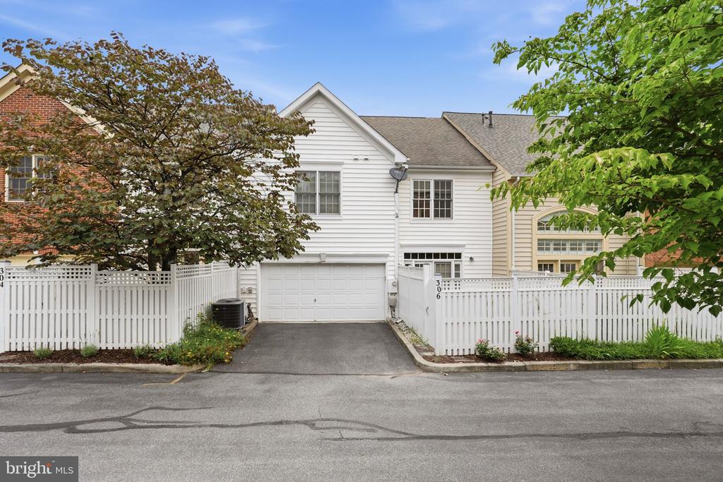 306 OAK KNOLL TERRACE