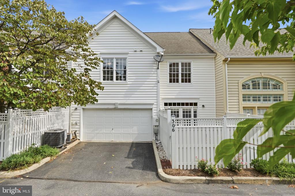 306 OAK KNOLL TERRACE