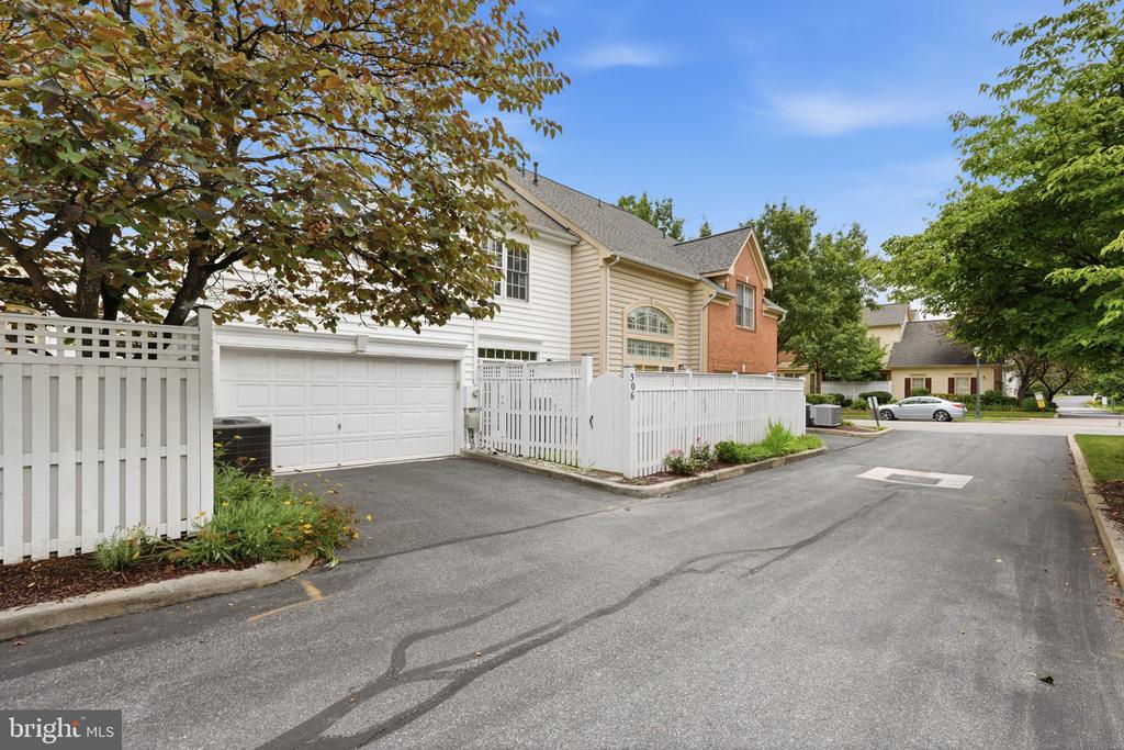 306 OAK KNOLL TERRACE
