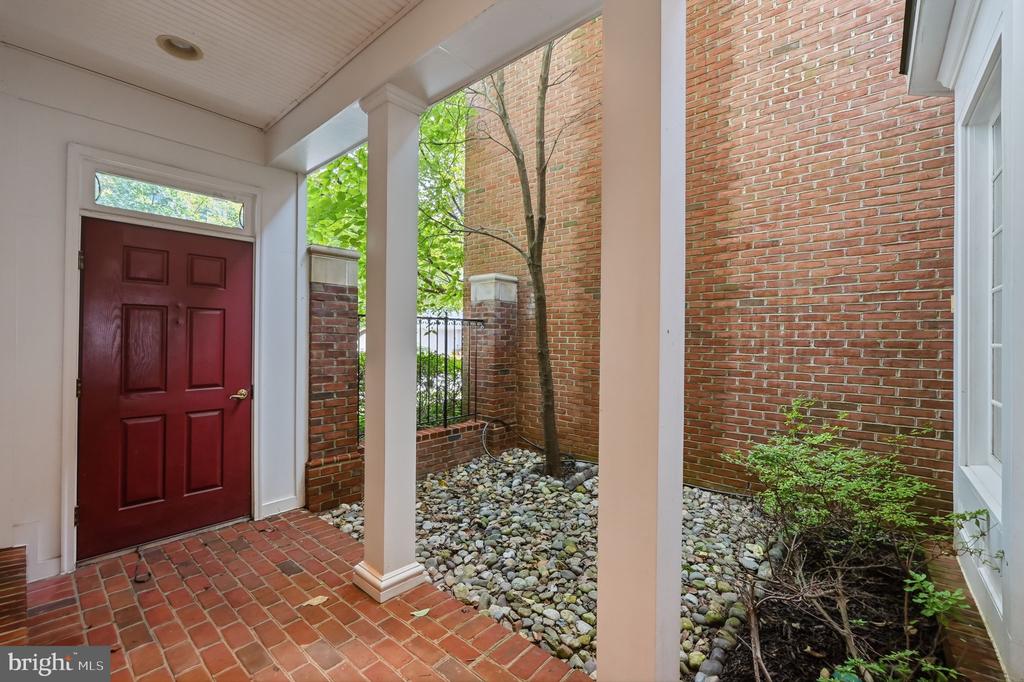 306 OAK KNOLL TERRACE