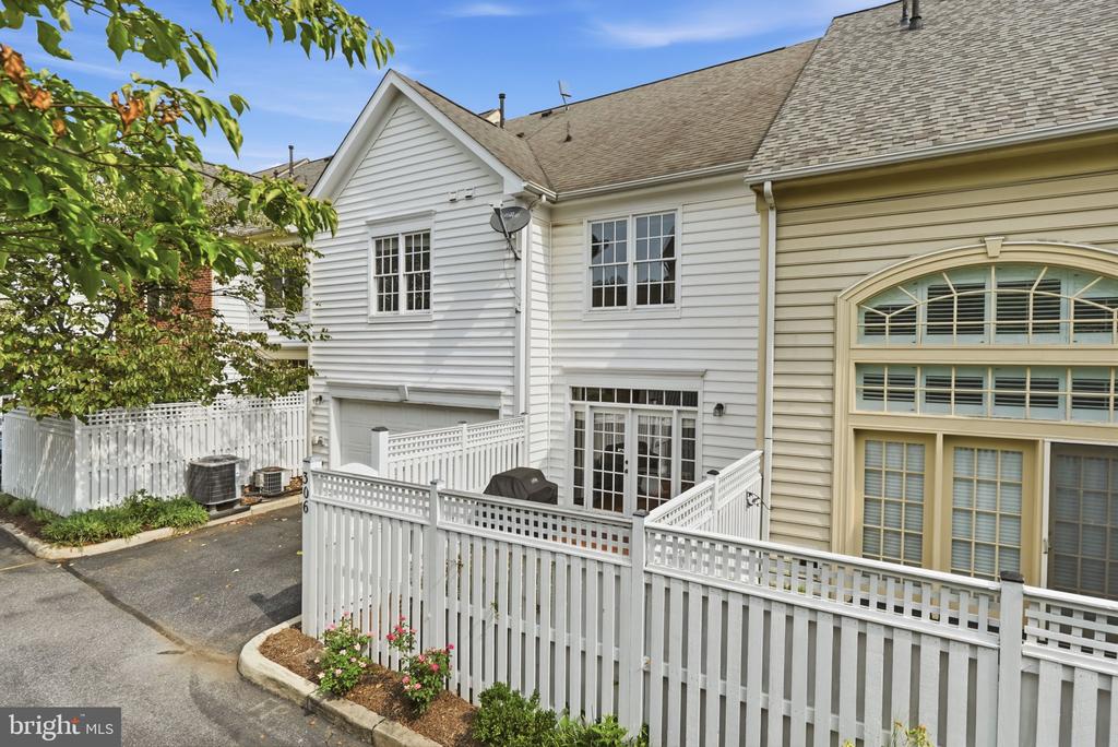 306 OAK KNOLL TERRACE