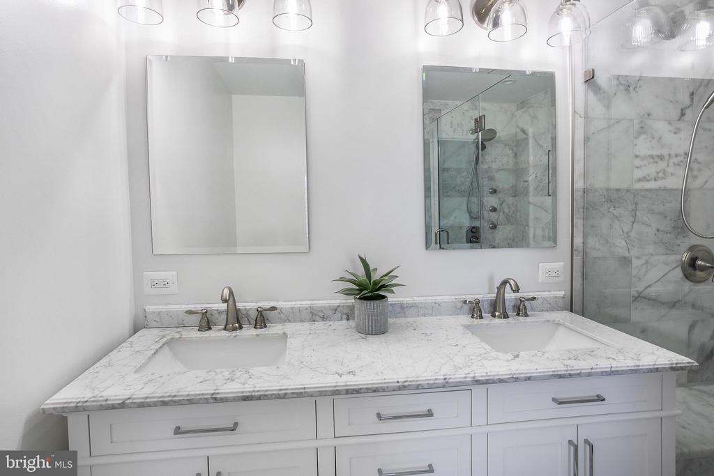 5115 Skyline Village Ct