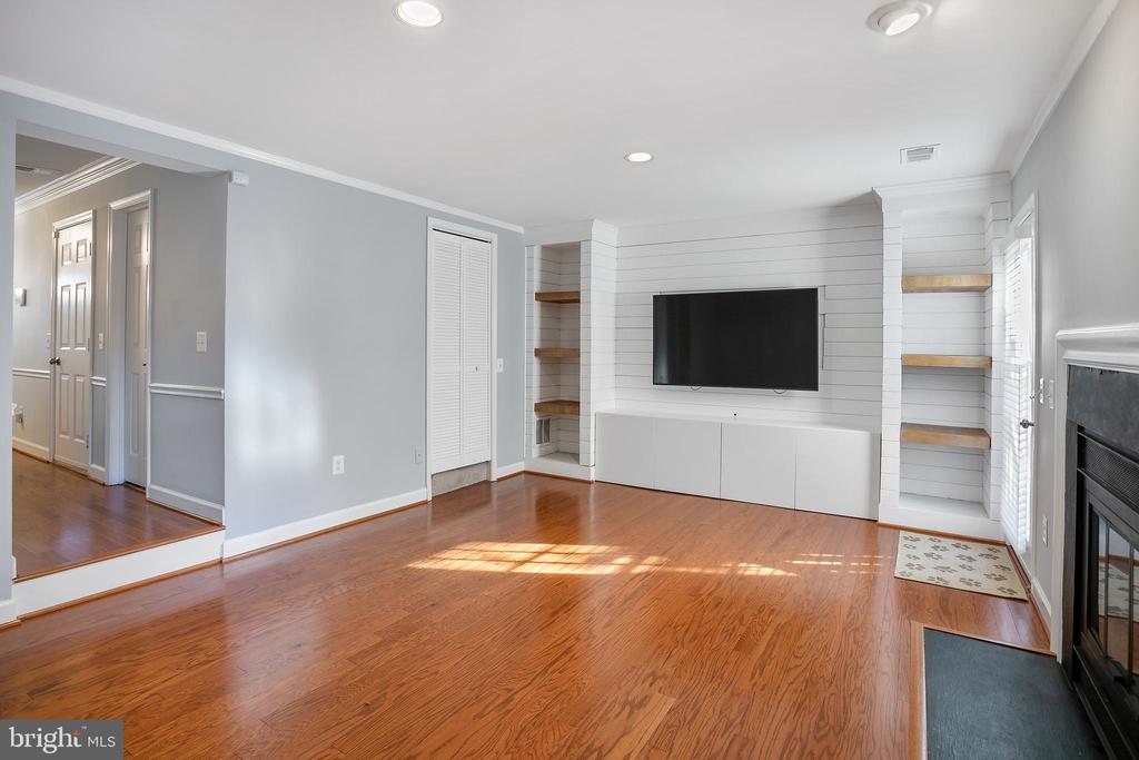 5115 Skyline Village Ct