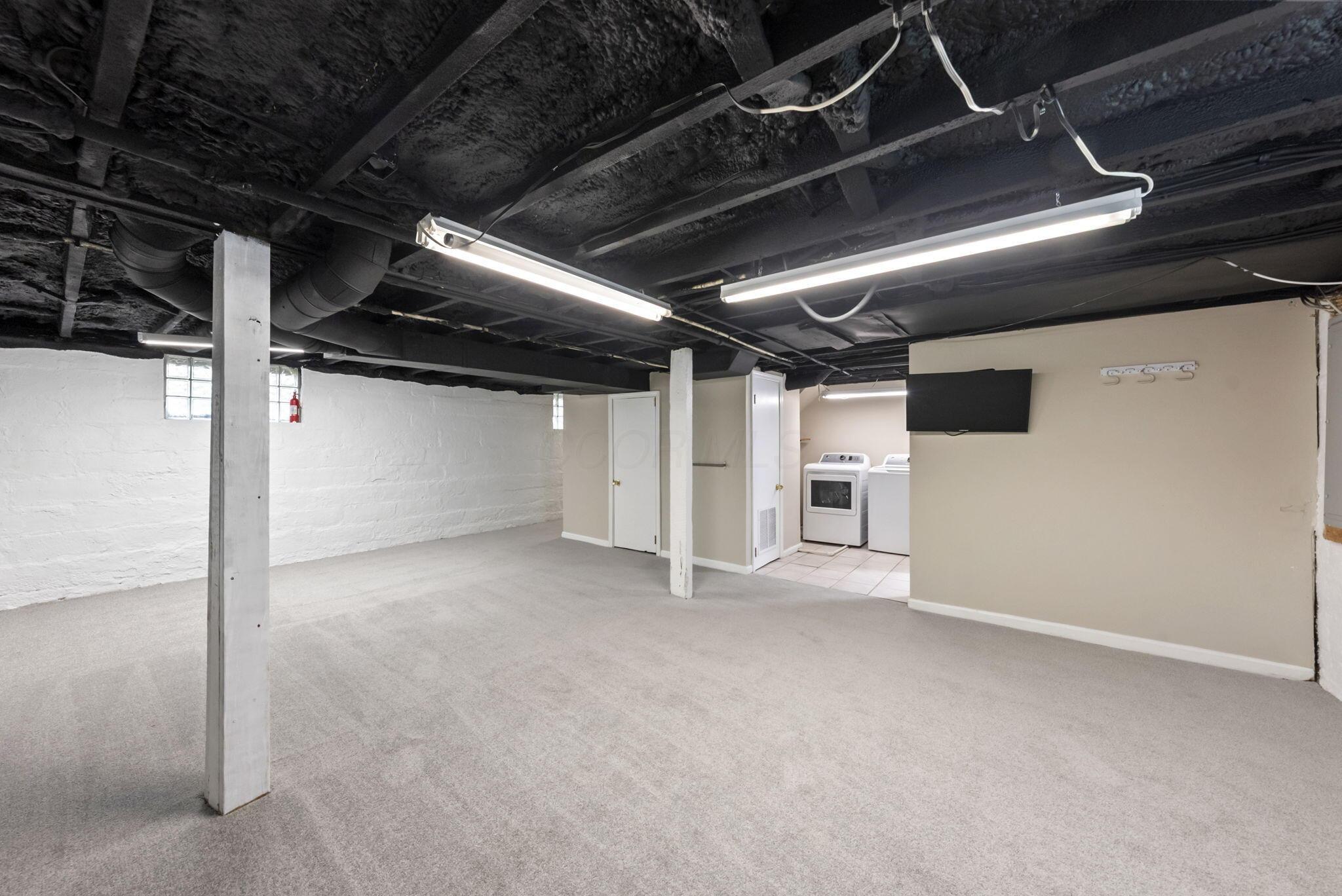 81 W Lakeview Avenue W