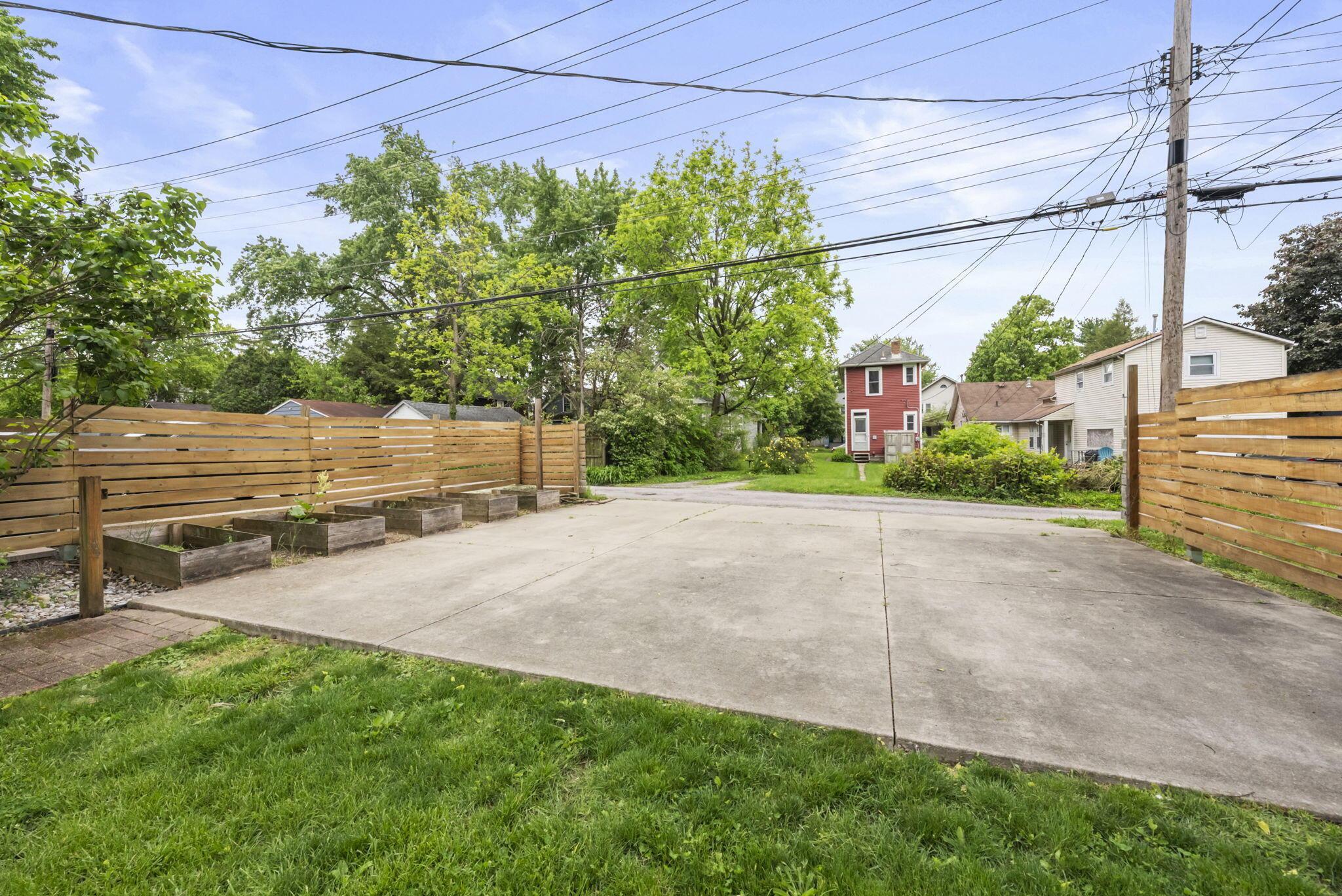 81 W Lakeview Avenue W