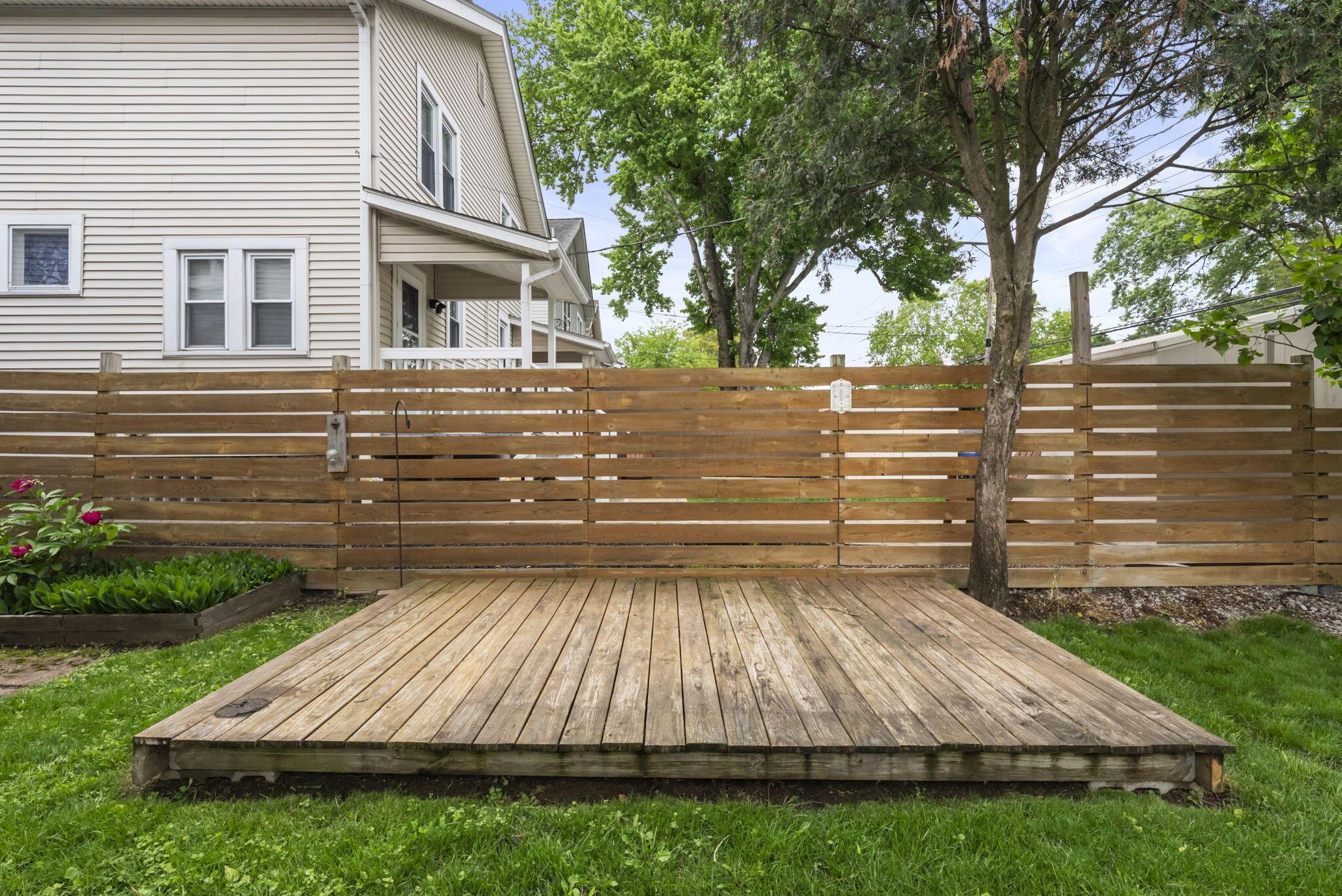 81 W Lakeview Avenue W