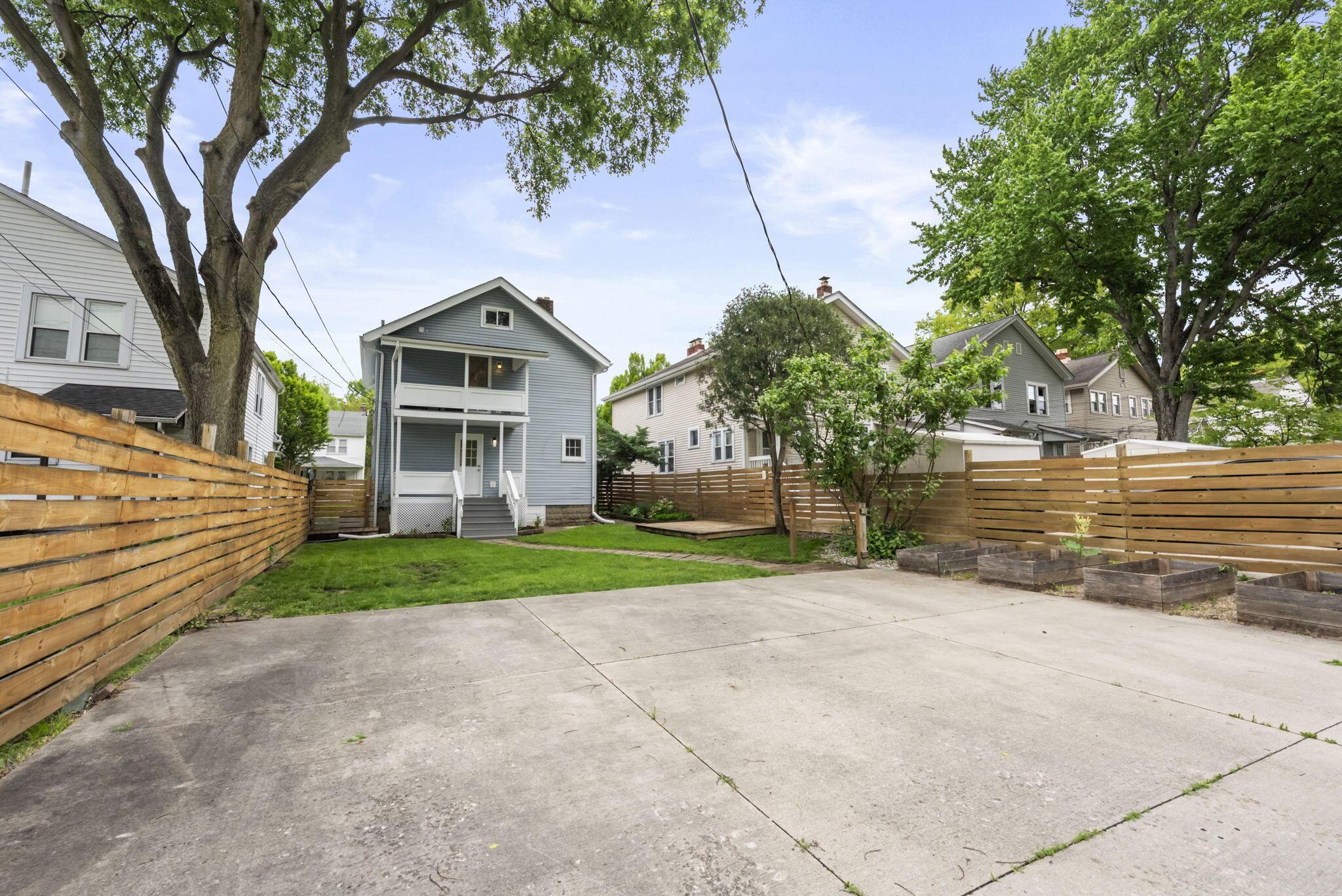 81 W Lakeview Avenue W