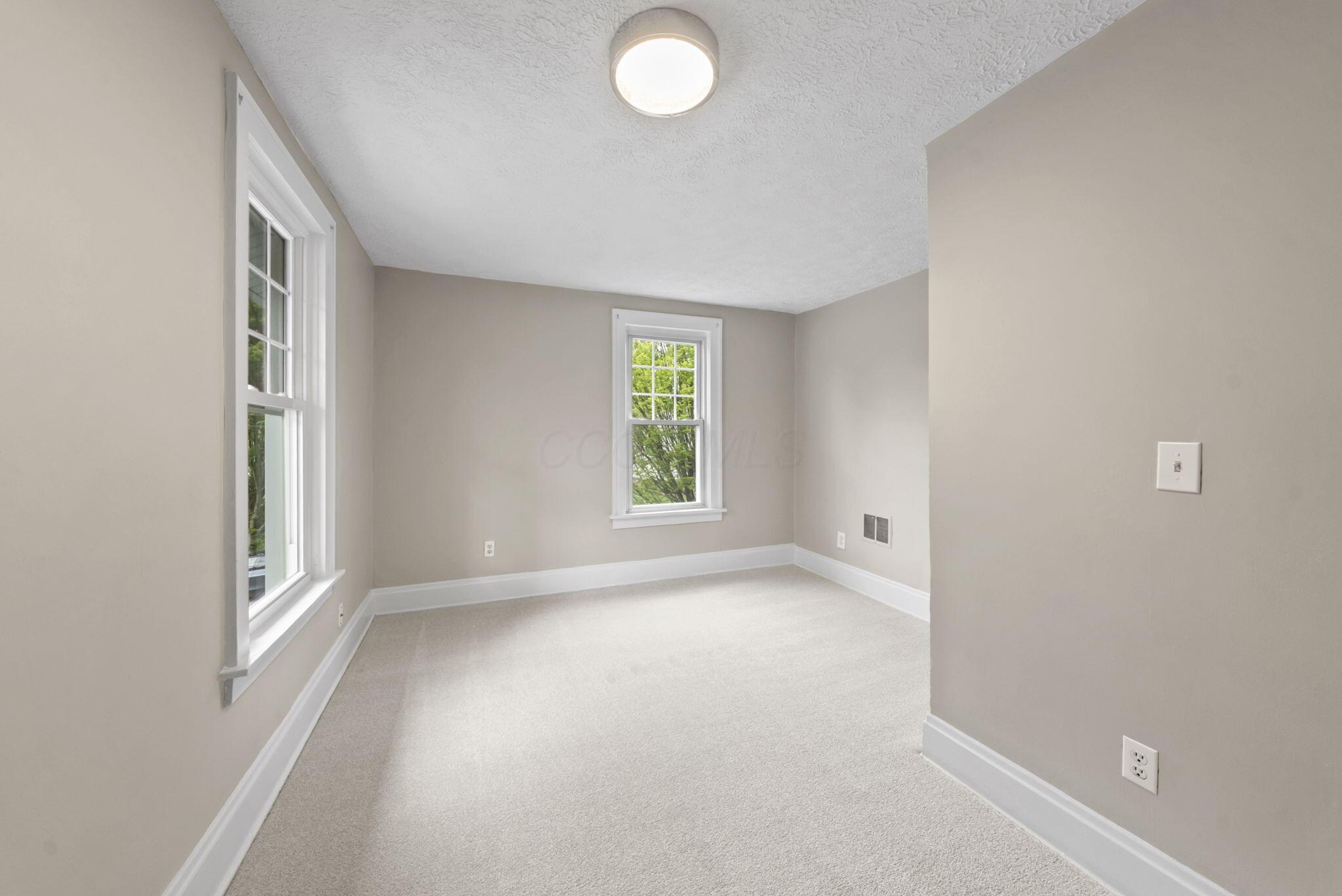 81 W Lakeview Avenue W