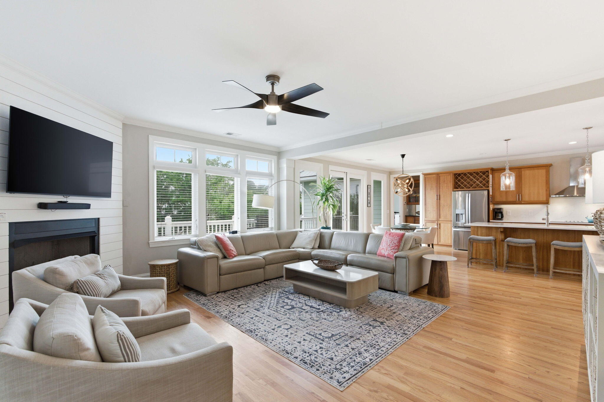 504 W Beach Court