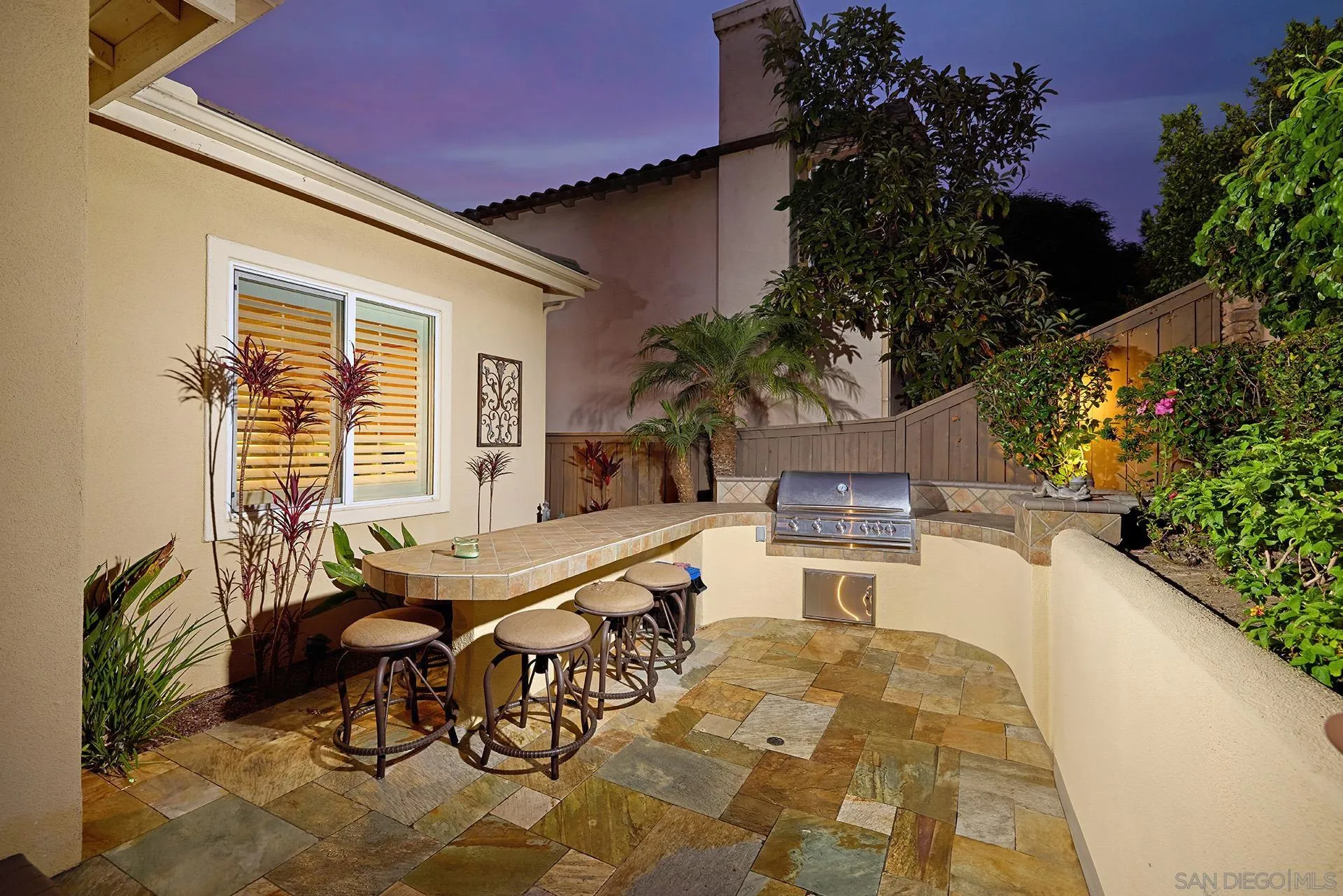 8012 Avenida Secreto