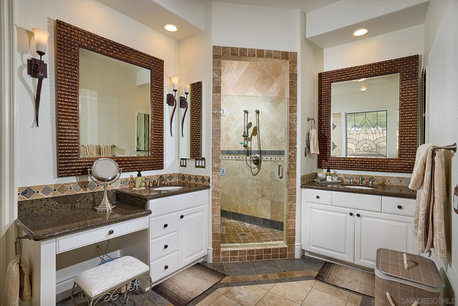 8012 Avenida Secreto