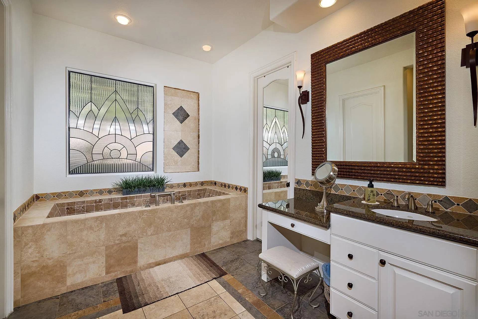 8012 Avenida Secreto