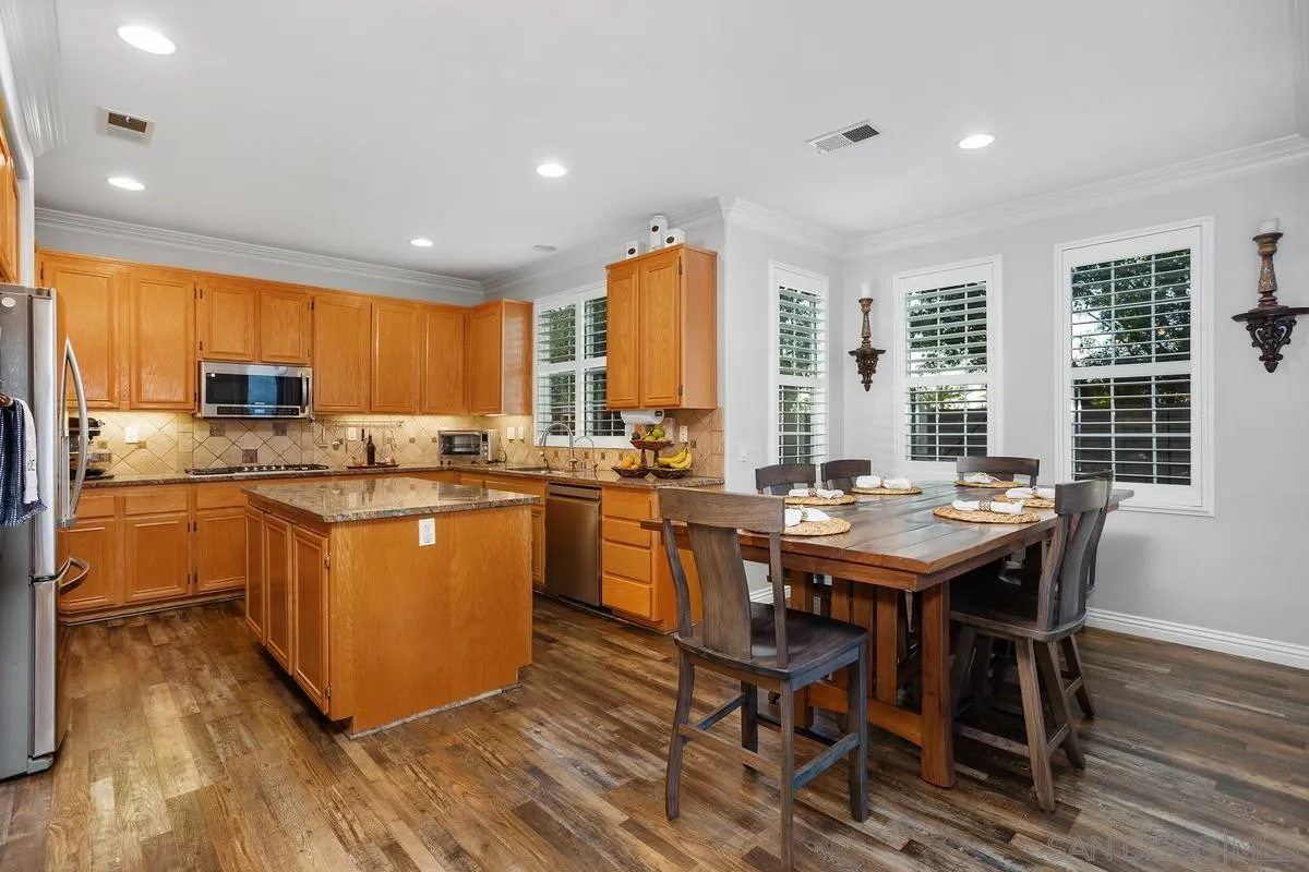 380 Avenida La Cuesta