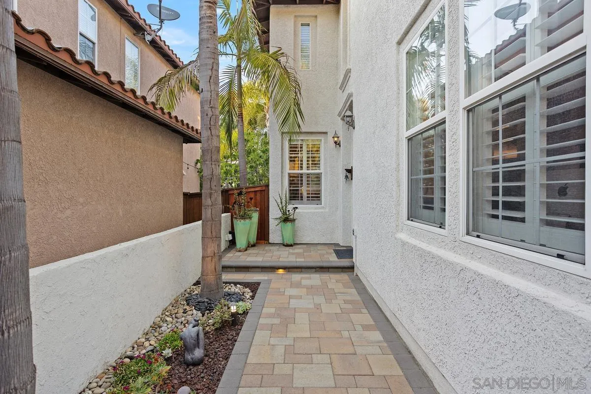 380 Avenida La Cuesta