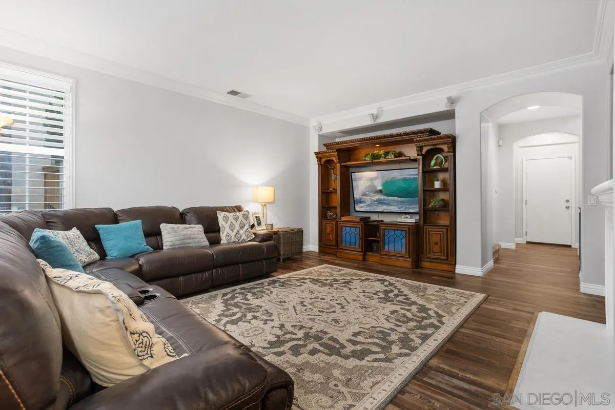 380 Avenida La Cuesta