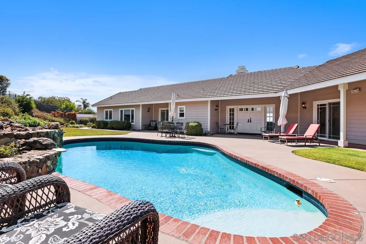 1324 Vista Colina Dr