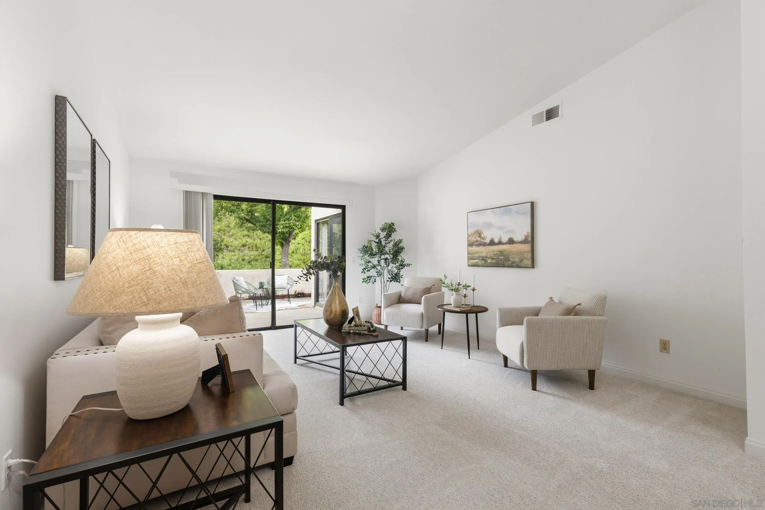 18011 Avenida Alozdra