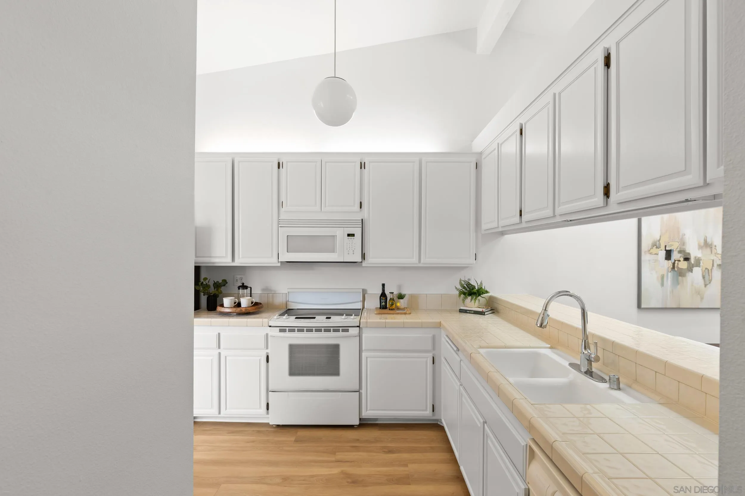 18011 Avenida Alozdra