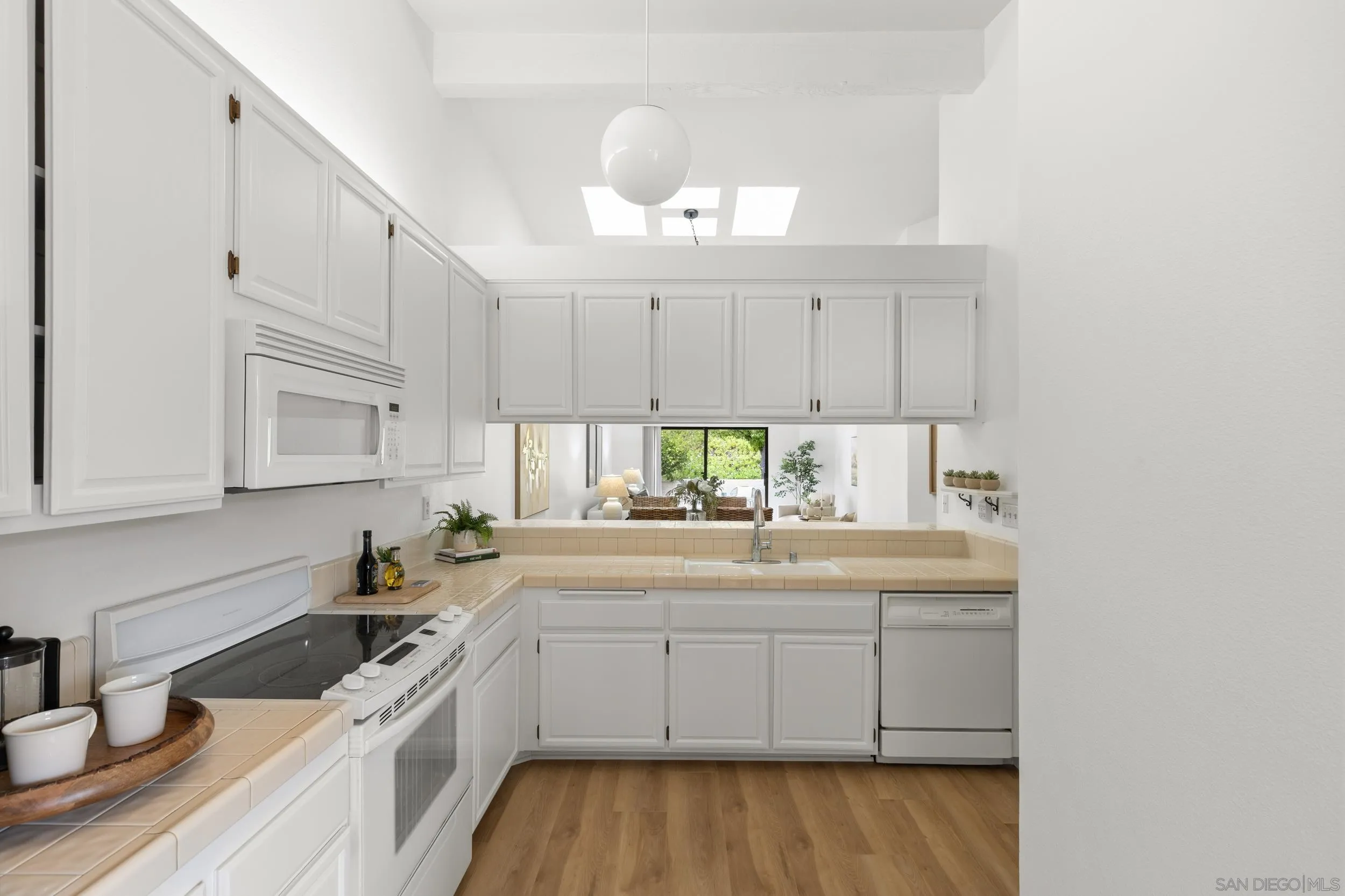 18011 Avenida Alozdra