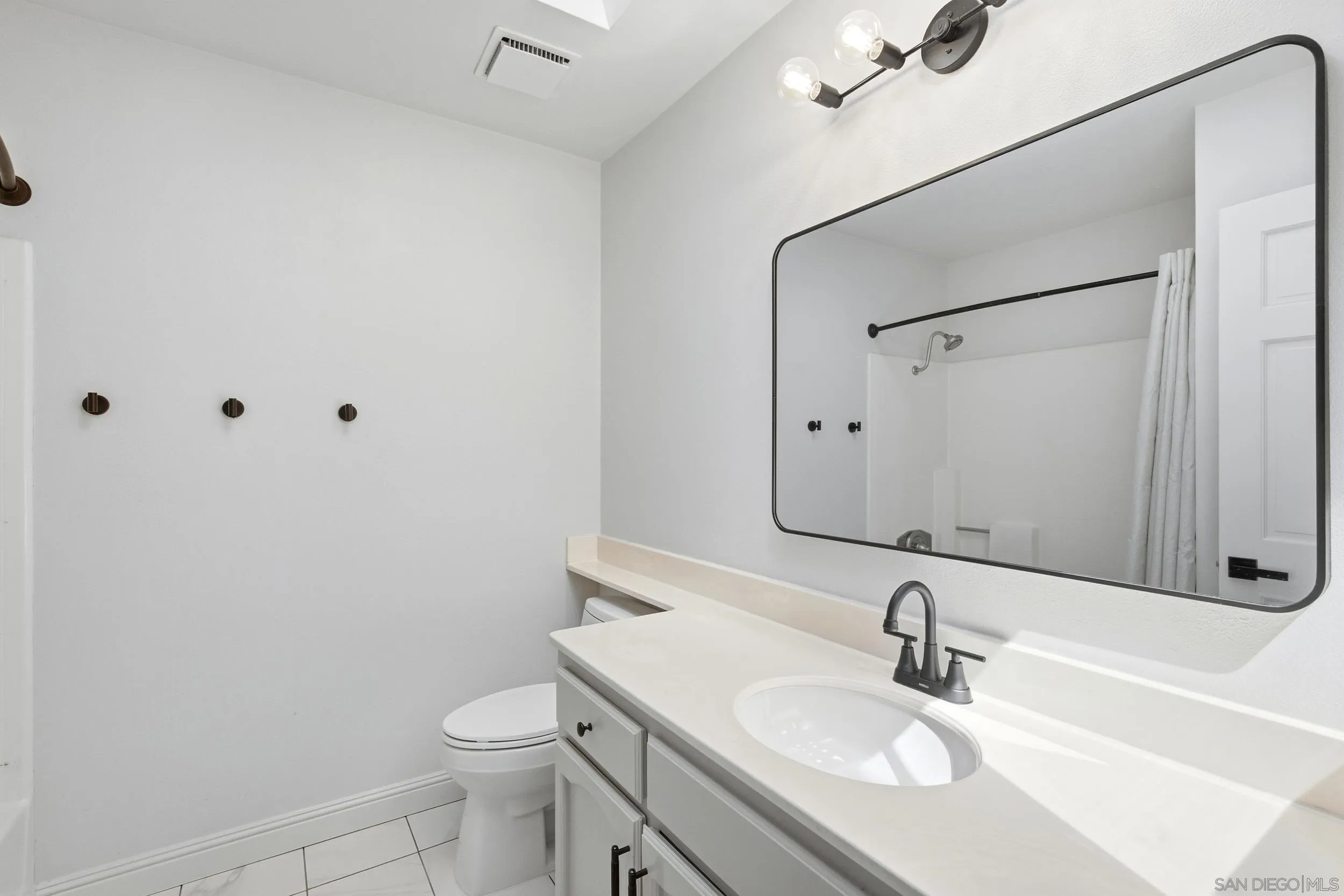 2565 Navarra Dr Unit B