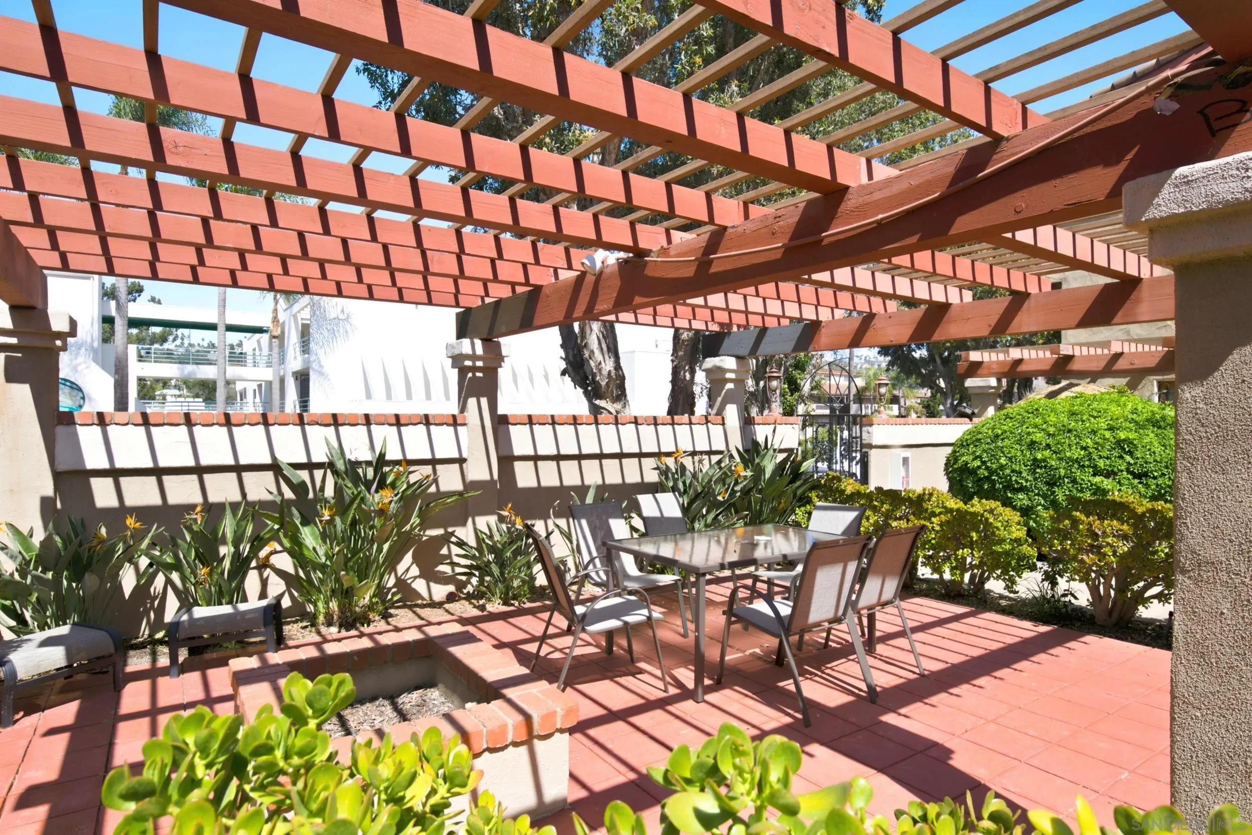 2565 Navarra Dr Unit B