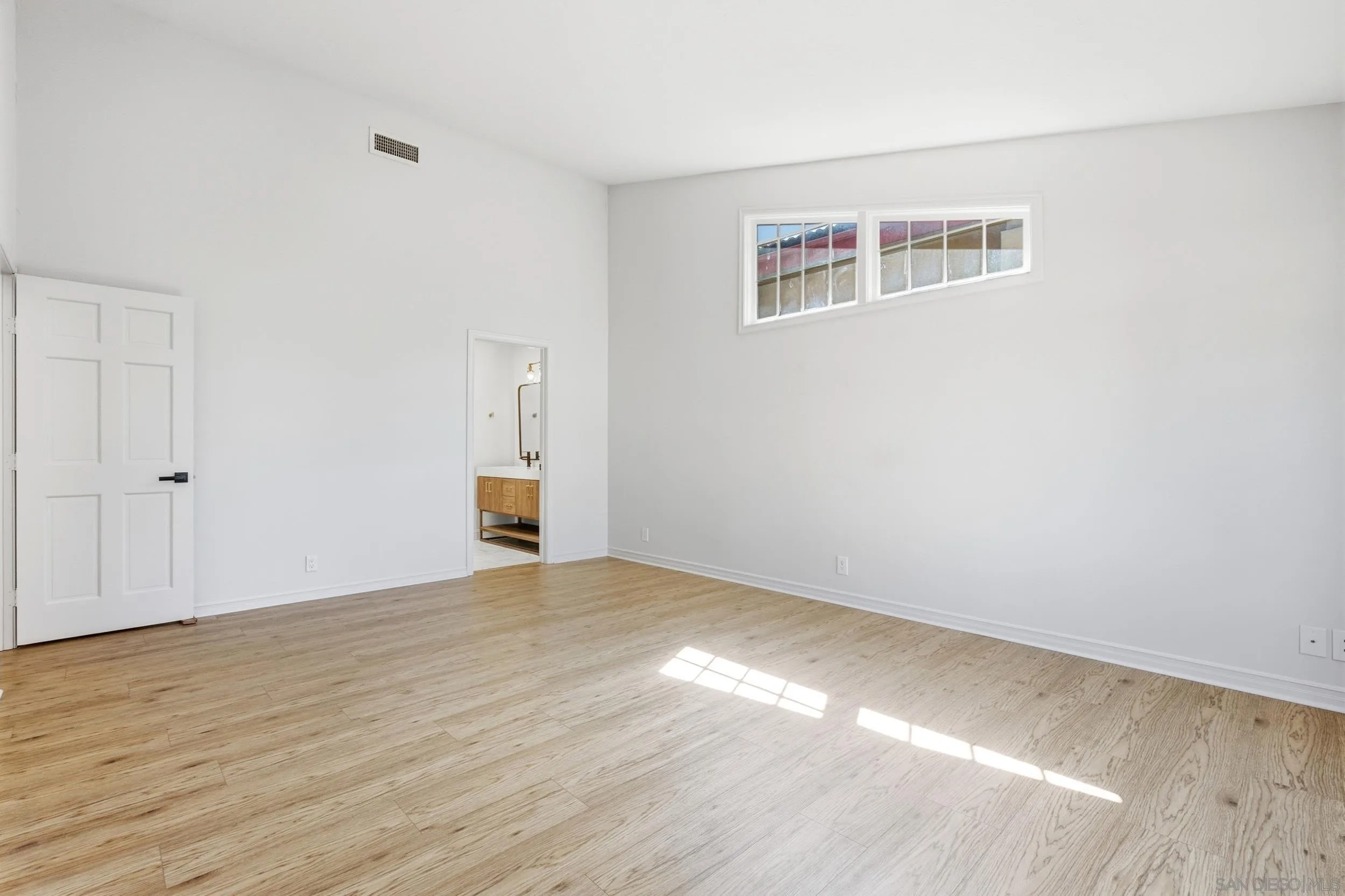2565 Navarra Dr Unit B