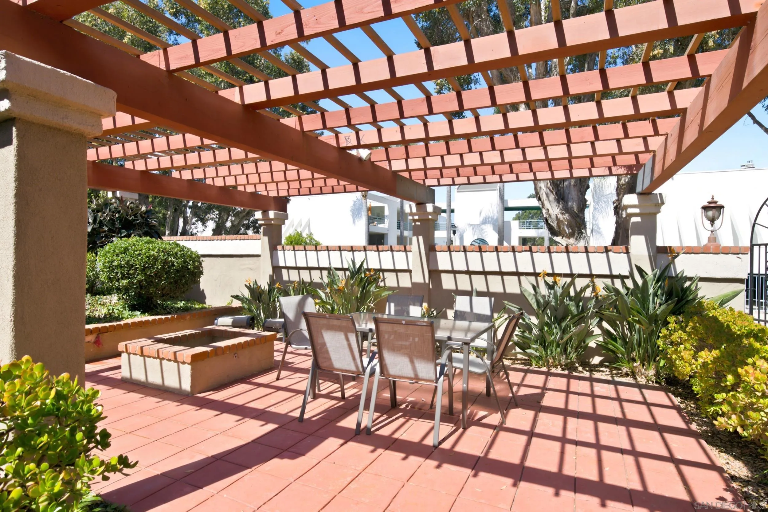 2565 Navarra Dr Unit B