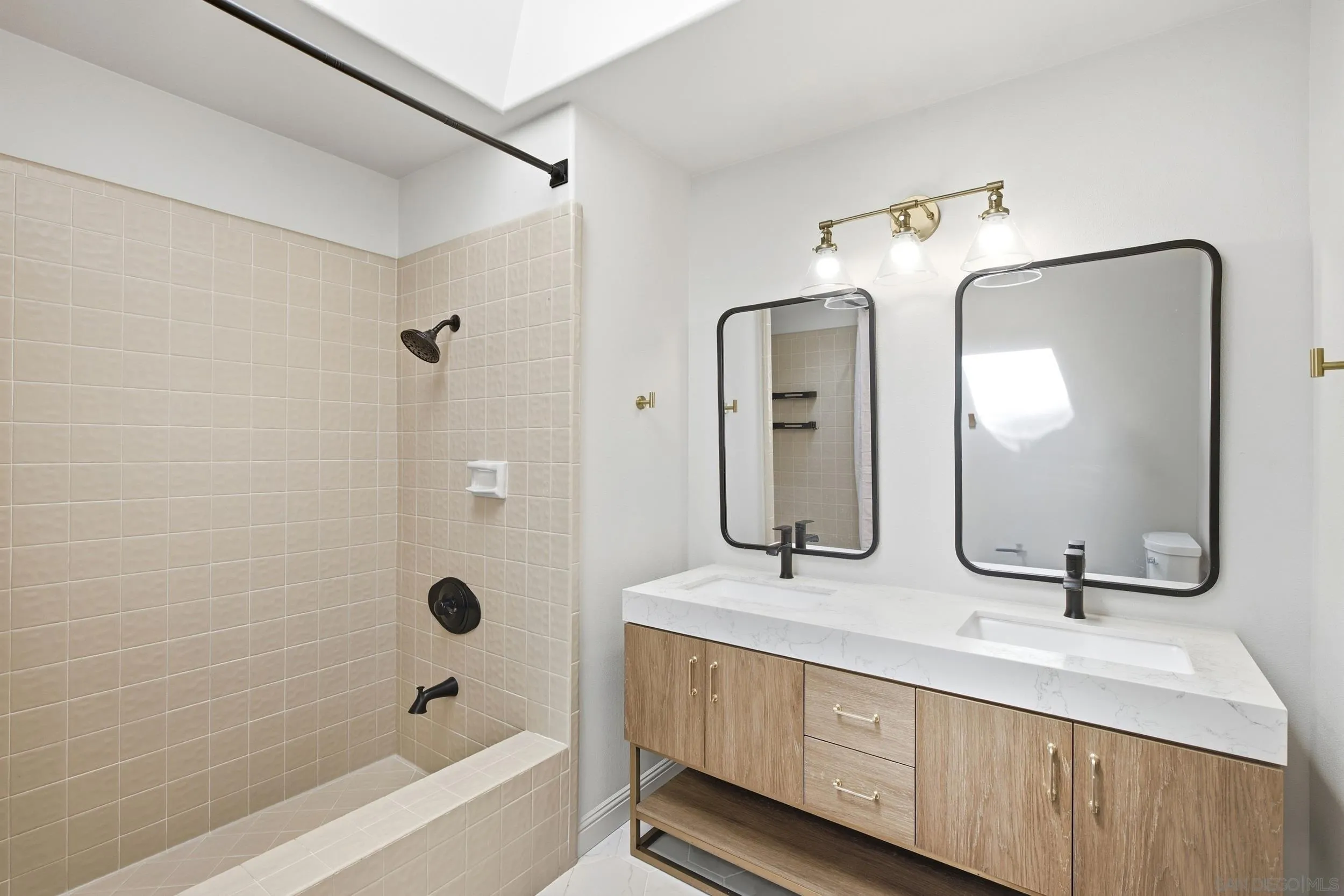 2565 Navarra Dr Unit B