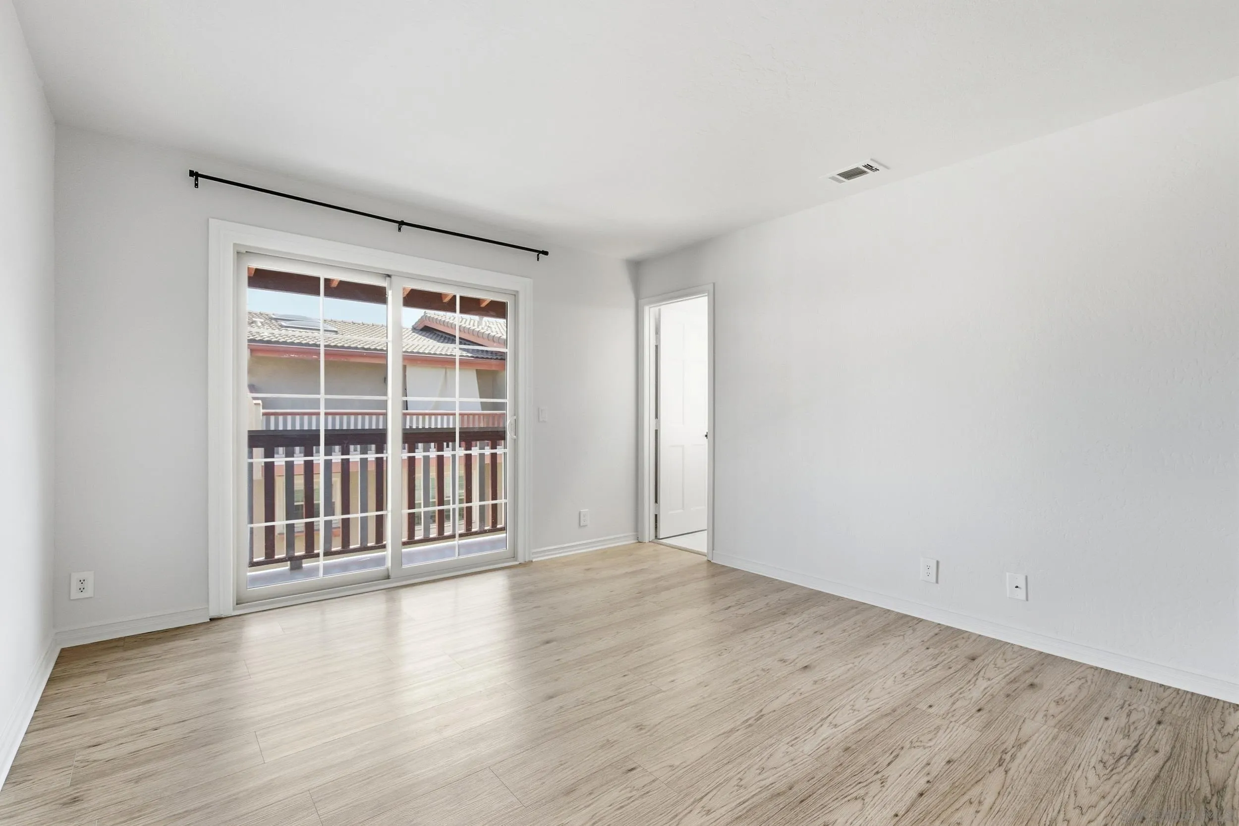2565 Navarra Dr Unit B