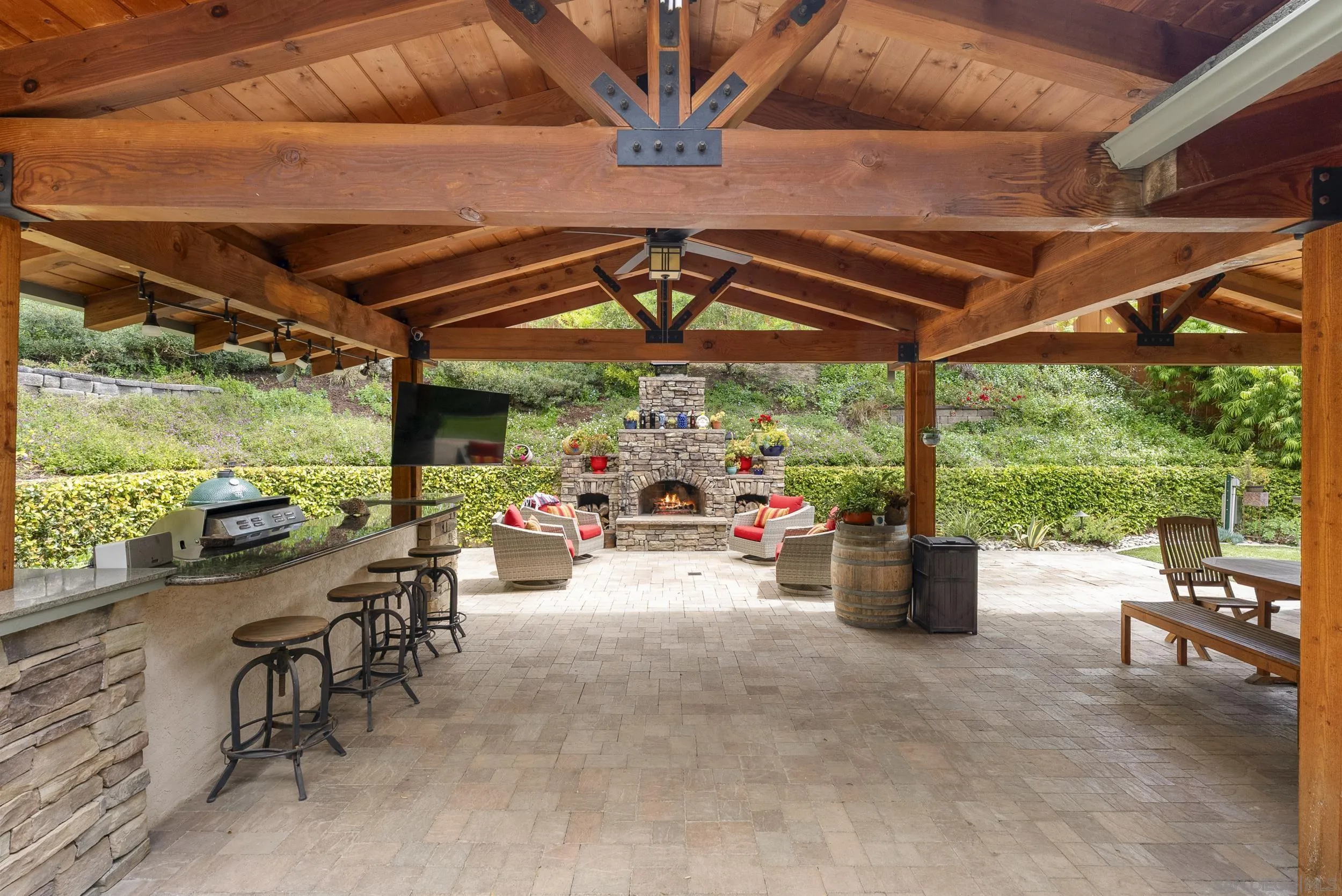 585 Lone Oak