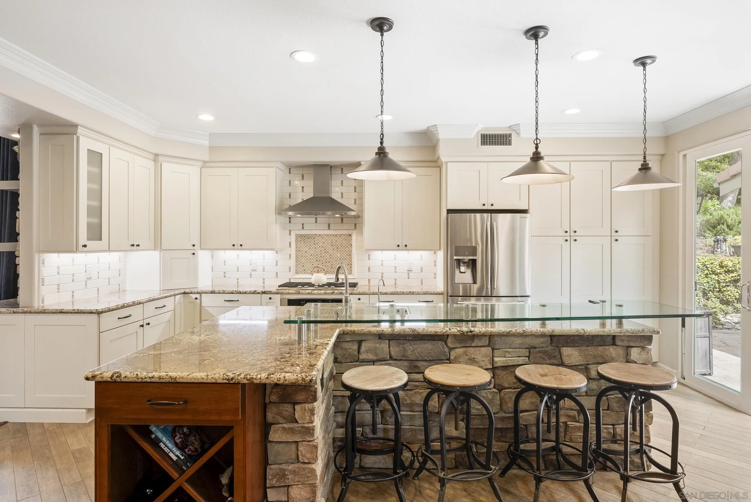 585 Lone Oak
