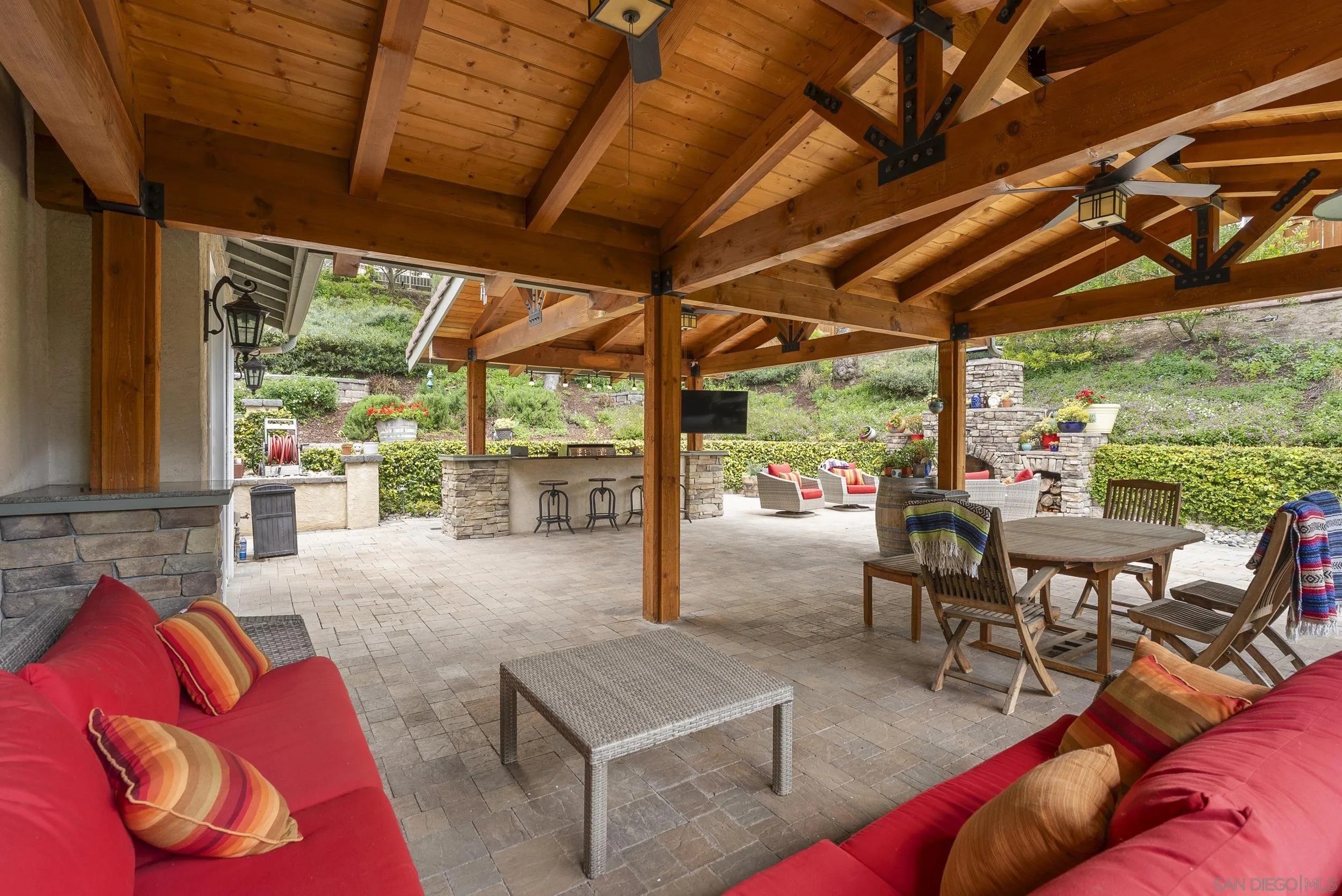 585 Lone Oak