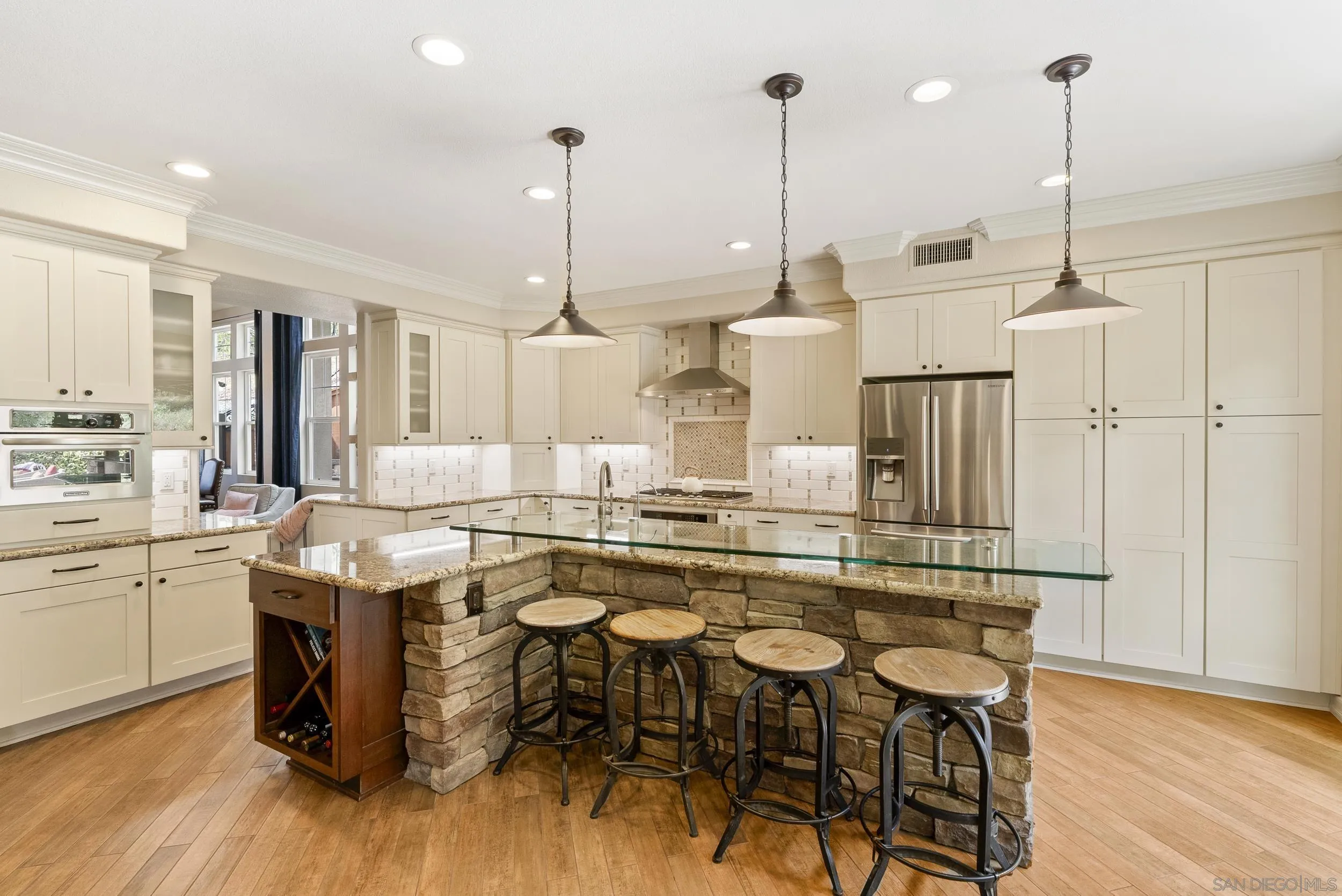 585 Lone Oak