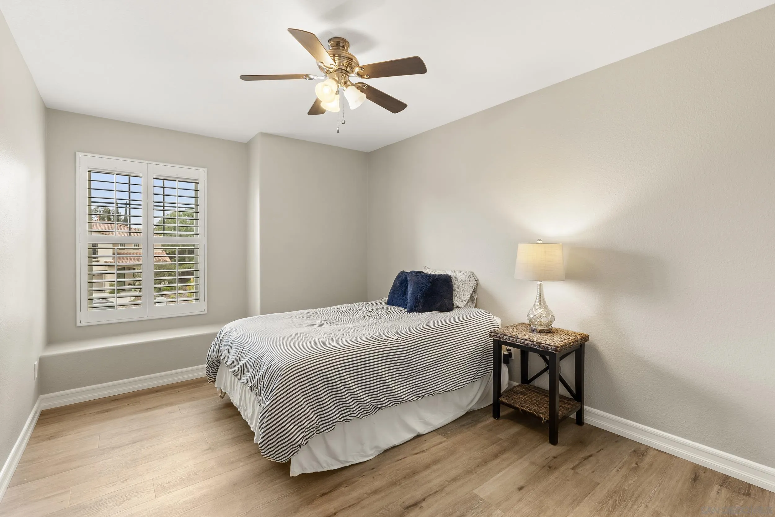585 Lone Oak