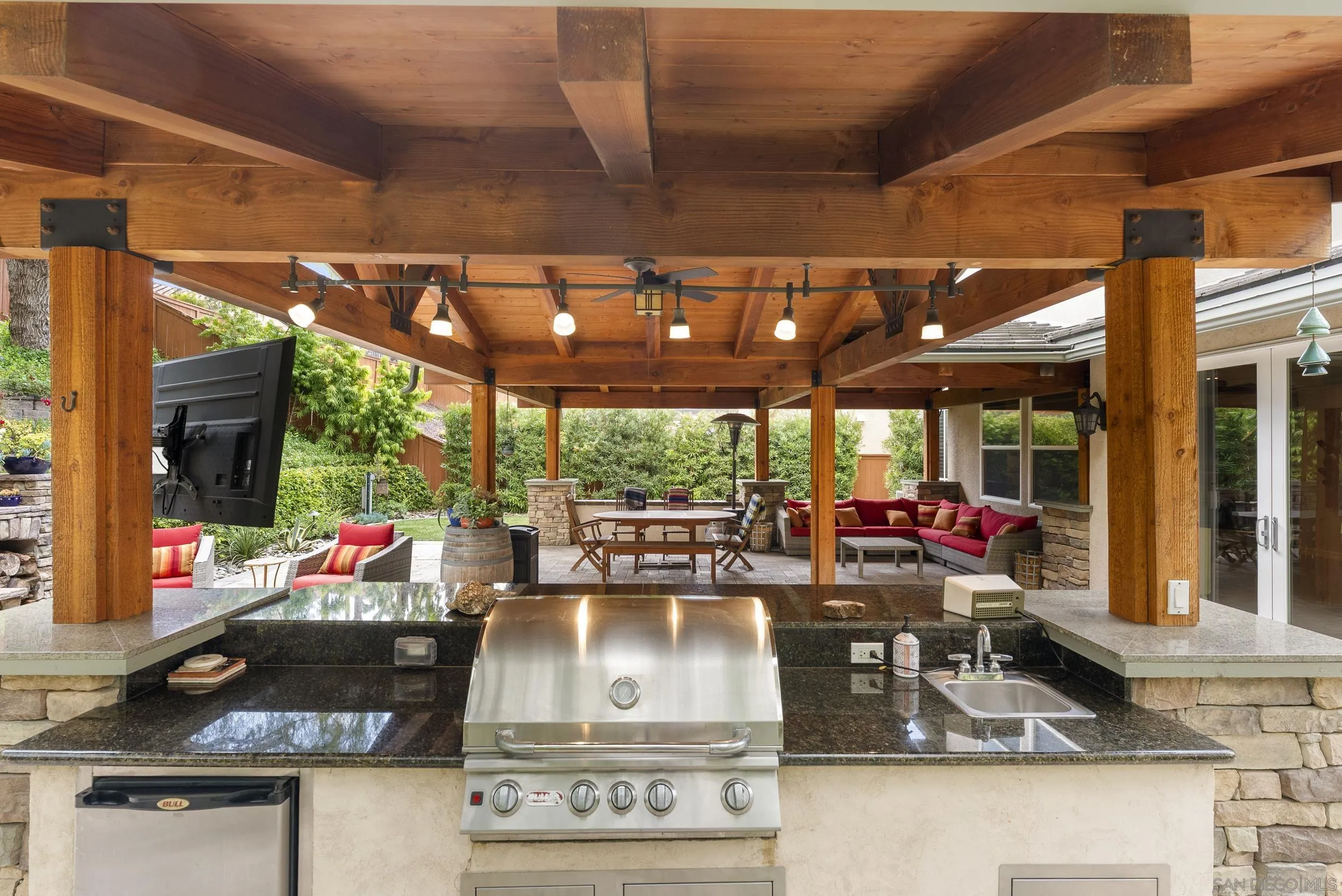 585 Lone Oak