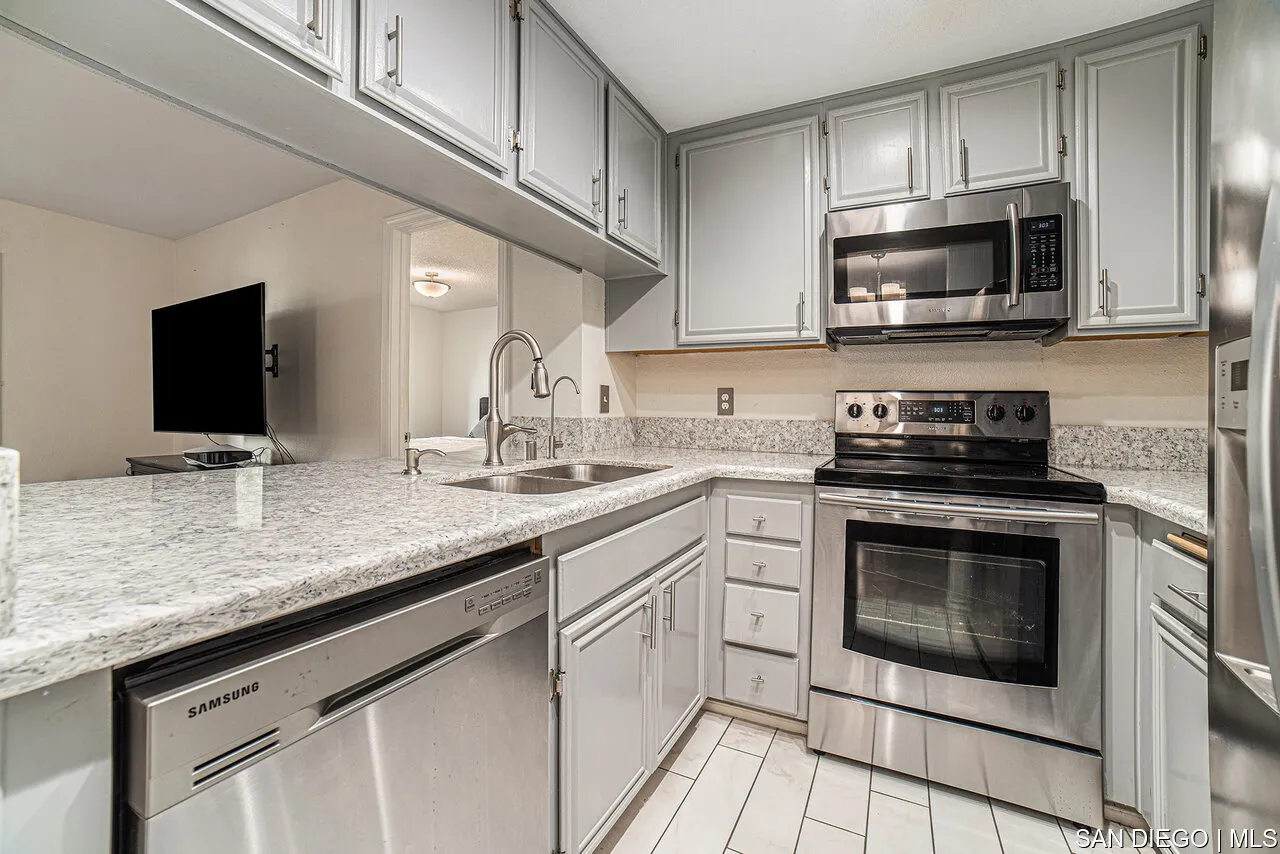 3078 Broadway Unit Unit # 215