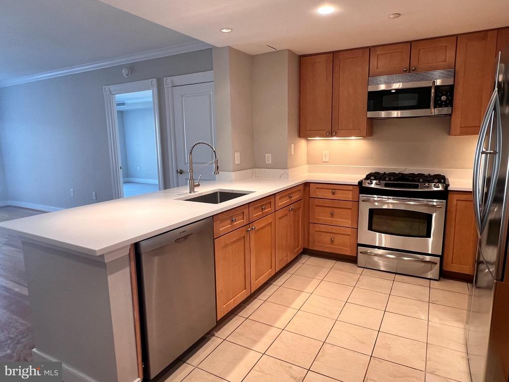 5 PARK PLACE Unit: 323