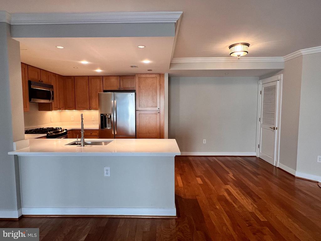 5 PARK PLACE Unit: 323