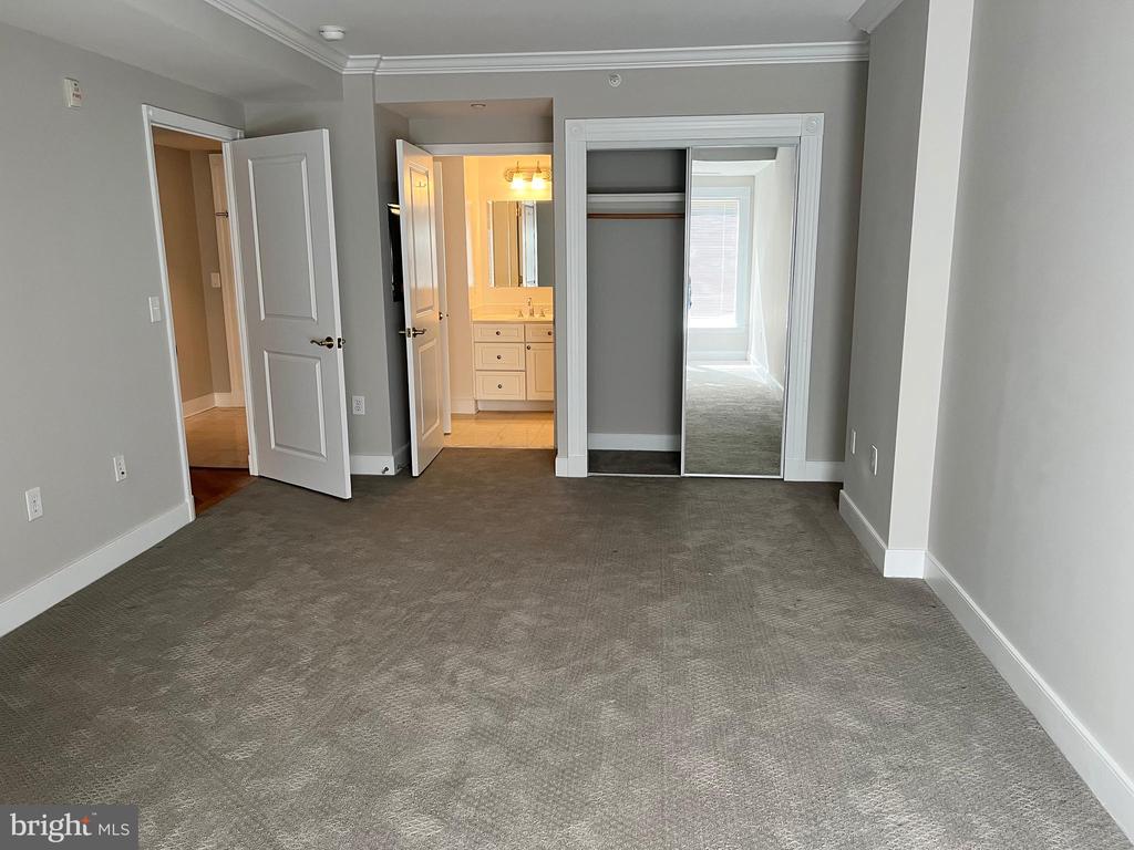 5 PARK PLACE Unit: 323