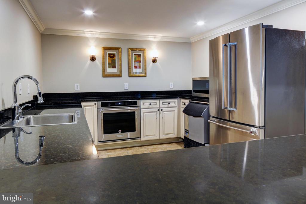 5 PARK PLACE Unit: 323