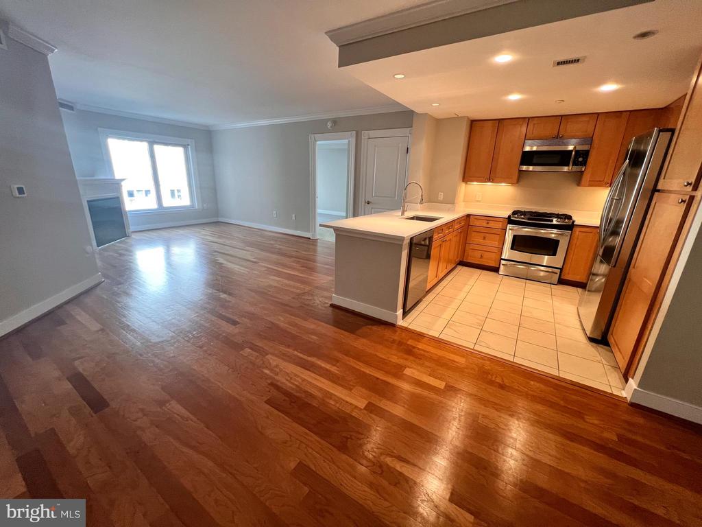 5 PARK PLACE Unit: 323