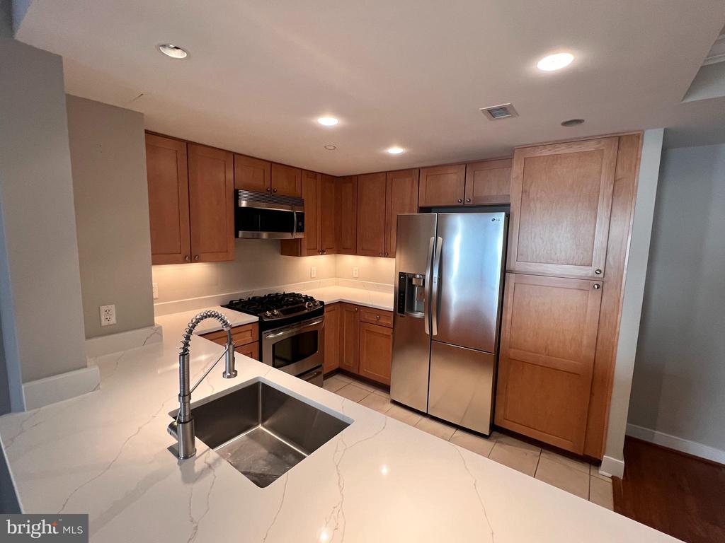 5 PARK PLACE Unit: 323