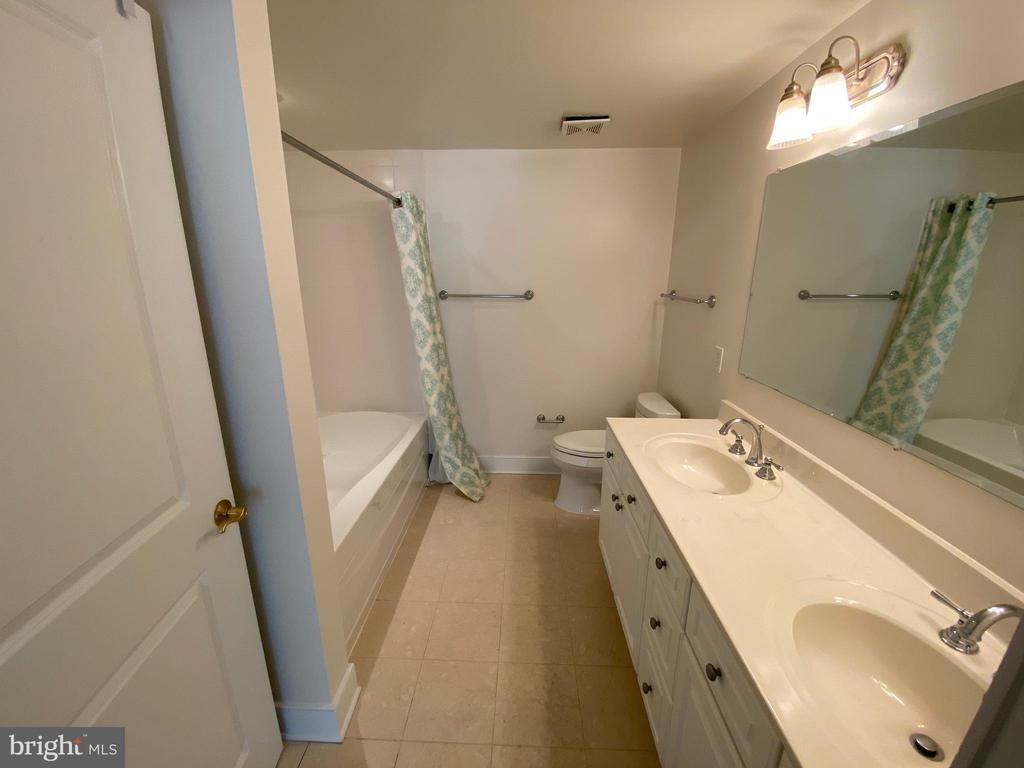 5 PARK PLACE Unit: 323