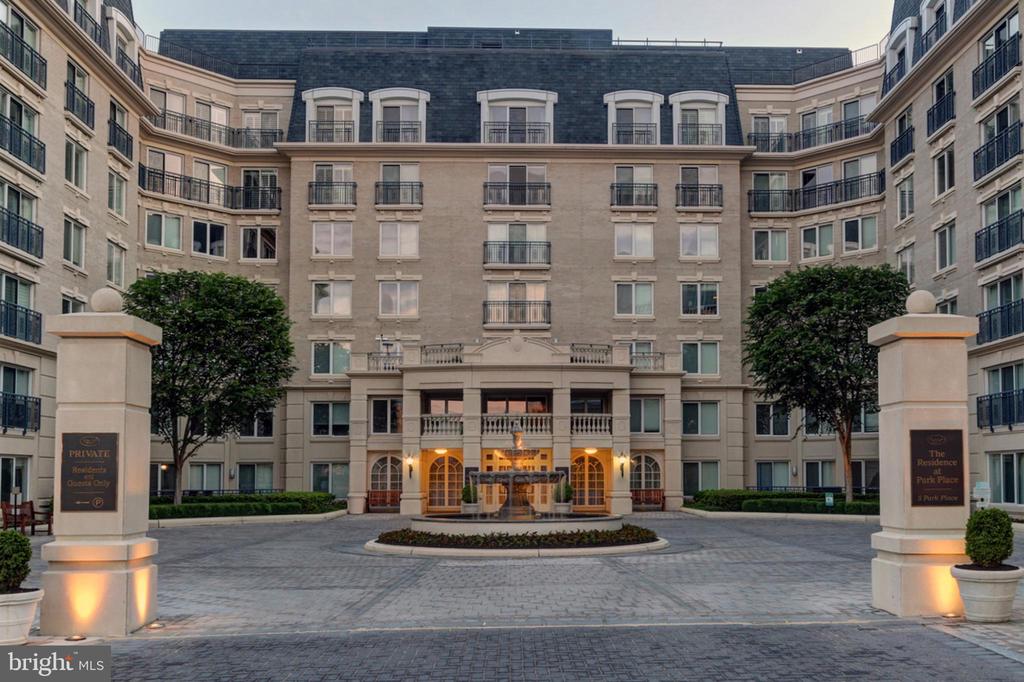 5 PARK PLACE Unit: 323