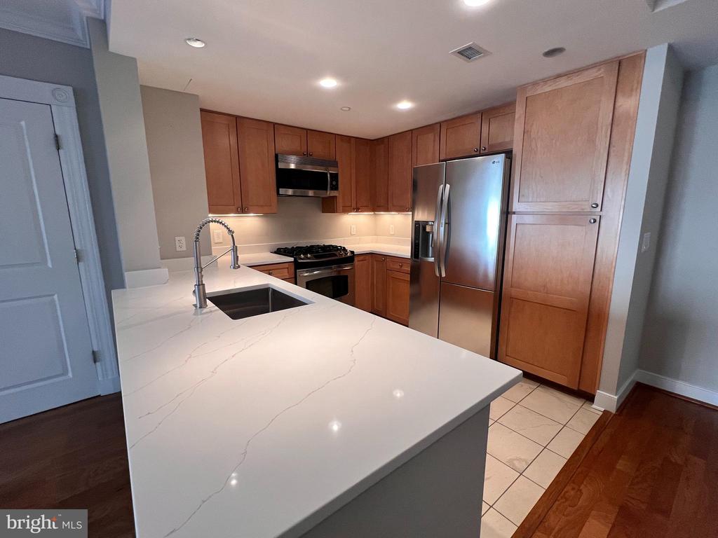 5 PARK PLACE Unit: 323